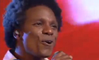 Tom Black fecha primeira rodada de apresentações cantando Reginaldo Rossi